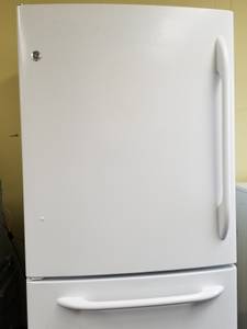 GE WHITE top and bottom refrigerator (Southeast Memphis)