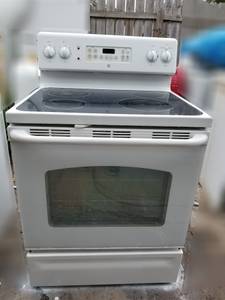 White GE Electric Stove in Good Working Conditions (Harlingen)