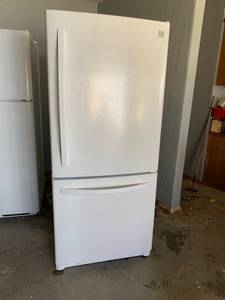 Kenmore Refrigerator (Robin and Cardinal Circle South)