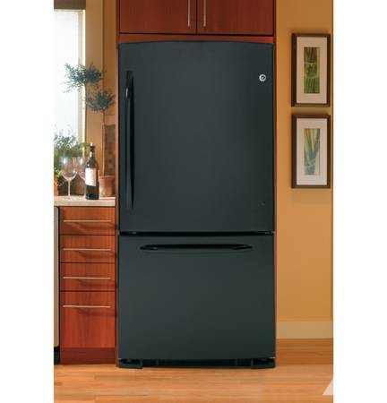 GDSC3KCYBB 635 GE Black 23 CuFt Bottom Freezer Refrigerator -