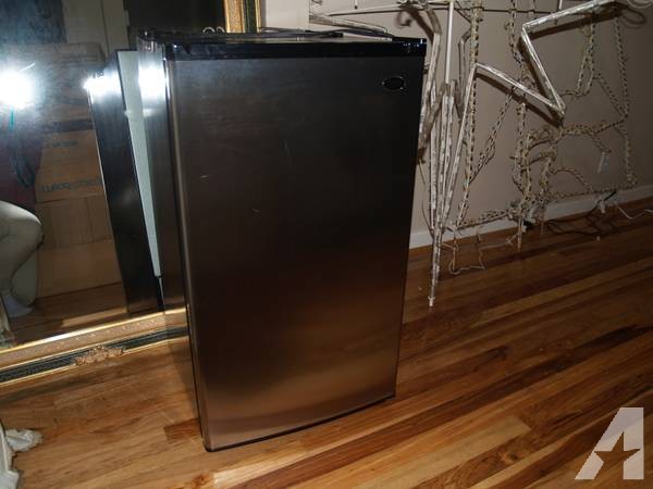 Sanjo mini fridge -