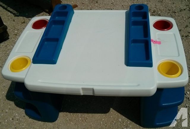 Kids art table w/removable containers