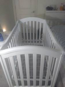 Almost new baby crib (Columbus)