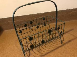 Metal Magazine Rack - Green, Excellent Condition (Bartlett)
