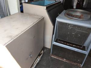 1000 lb Manitowoc ice machine with bin And remote condenser