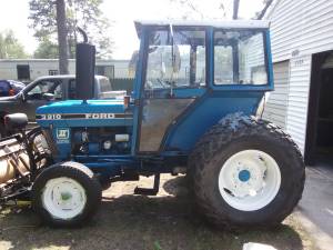 82-3910 ford tractor with 1200 hrs and plow (baldwin mi)