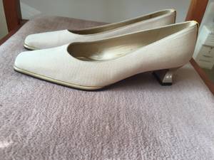 NEW With Box Stuart Weitzman Shoes 5 1/2 Cream Pumps with gold Piping
