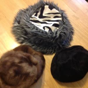 Womens winter garments - hats, scarves, shawls, etc (Glen burnie)