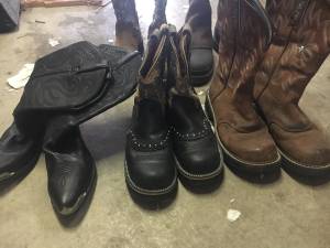 5 PAIRS OF WOMANS SIZE SMALL COWBOY BOOTS (Colorado / 27 th)