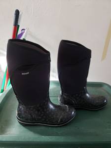 Bogs boots size 10 (Dogulas)