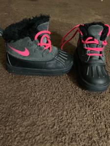 Kid Nike fur boots (Worcester)