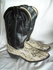 Laredo size 9 snakeskin cowboy boots. Very Nice... (Yukon)