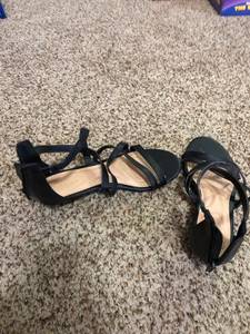 STRAPPY SANDALS with a ZIPPER BACK (Moore)