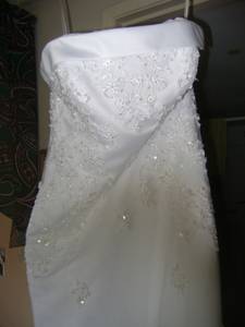 Beautiful wedding dress (6763 13th ave sw)