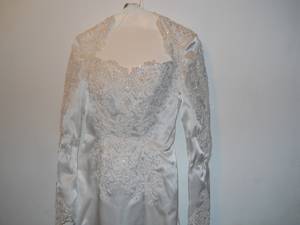 Beautiful Satin Wedding Dress/Gown, Veil and Cathedral Train Size 6 (Harrisburg)