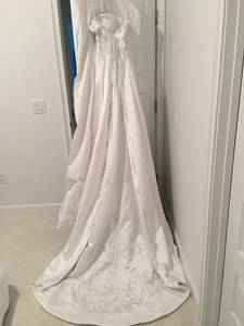 Wedding dress size 2 ,NEVER been worn (Fleming Island)