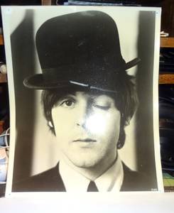 8x10 glossy publicity photo - Paul McCartney (se)