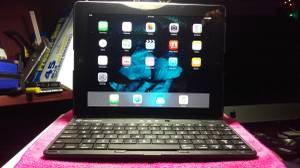 iPad 2 WI/FI w/Keyboard case (Clemmons)