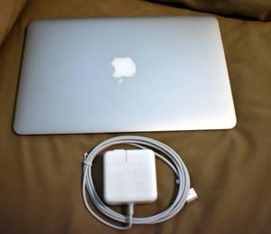 11 inch macbook Air 8GB memory Graphic and Music Software Installed (Metairie)