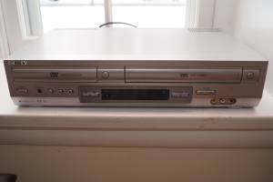 SONY SLV-D300P DVD / VCR Combo Player (Ellicott City)