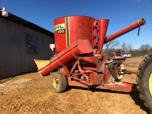 Gehl 100 Feed Grinder Mixer (Senatobia Ms)