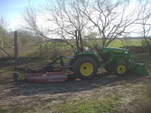 John Deere 3038E 4x4 tractor with loader, Bush Hog and Boxblade (Goliad)