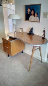 Kidney shaped Mid-century desk (Julesburg)