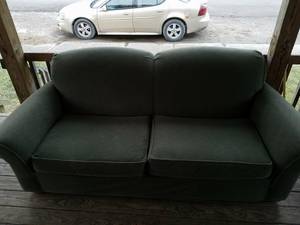 Nice, clean and comfy couch. Pick up in Philo or can deliver within re (Philo)