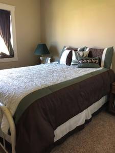 Queen bed set (Moses Lake)