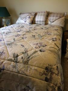 Bedroom set of comforter and drapes (Moses Lake)