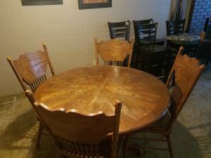 Kitchen table with 4 chairs and Center leaf (Starr SC)