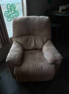 couch and recliner both for sell (gallipolis)