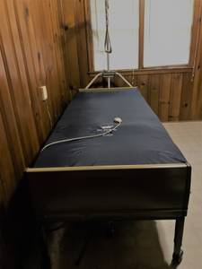 hospital bed/Power Invacare (Indianapolis)