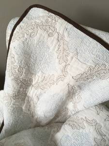 Beautiful Queen Quilt and shams -hand-stitched-used (Buhl)