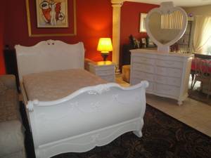 Girls Disney Princess 4 PC bedroom set, LIKE NEW (Pembroke Pines)