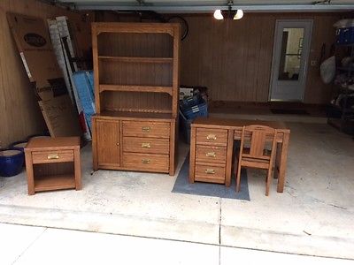 4 Piece Queen Red Oak Finish Young-Hinkle Bedroom Set with