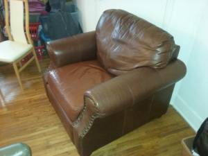 BIG BROWN LEATHER CHAIR (Clarence/Wlmsvl/Lanc/Akron/Amhst/lockprt)