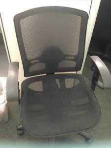 Office mesh seat and back rolling chair (Maspeth)