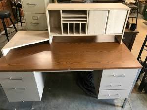 Metal desk (Buhl)