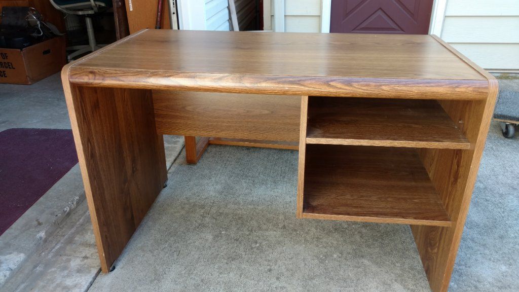 Desk - $40 (MOUNT AIRY)