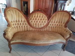 ANTIQUE VICTORIAN COUCH (Carson City, NV)