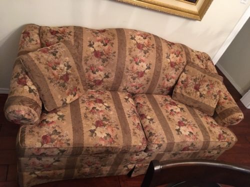 Victorian Style Couch Pull Out Bed