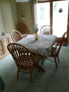 Solid Oak Dining Room Table with leaf and 6 chairs
