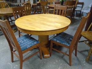 Vintage / Rustic Dining Room Set (The Used Furniture Store / Saint Cloud)