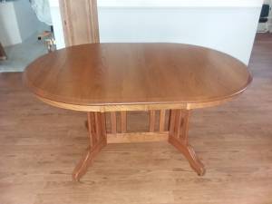 Solid Oak Kitchen/Dining Room Table..with 2 leafs (Sterling hgts.)