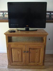 Solid wood TV stand (Middletown)