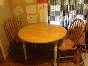 table with 2 chairs (Lawrence)