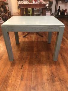 Solid Wood End Table/Corner Table (Ponchatoula, LA)