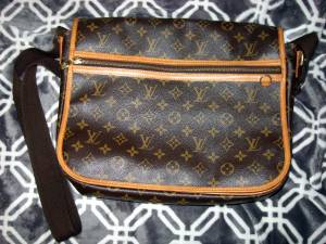 AUTHENTIC Louis Vuitton Messenger bag (Rogers)