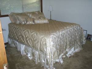 Gorgeous Queen Waterford queen bedding set (Edmonds)